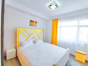 Un pat sau paturi într-o cameră la Spacious Stylish Apartment