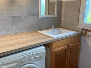 bagno con lavandino e lavatrice di Maison Locmaria, 3 pièces, 4 personnes - FR-1-418-145 a Locmaria