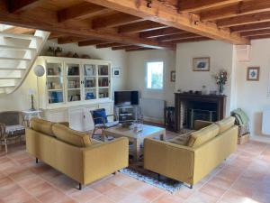 uma sala de estar com sofás, uma mesa e uma lareira em Maison Sauzon, 5 pièces, 6 personnes - FR-1-418-82 em Sauzon