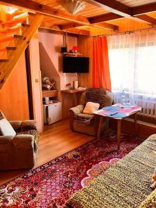 un soggiorno con divano e tavolo di Pokoje gościnne u Ewy a Zakopane