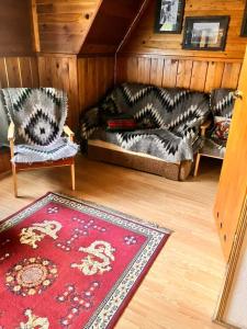 un soggiorno con divano e tappeto rosso di Pokoje gościnne u Ewy a Zakopane