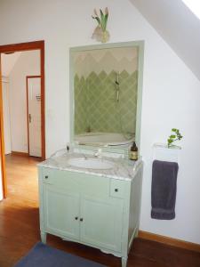 y baño con lavabo blanco y espejo. en Château de Sainte Colombe sur Gand en Sainte-Colombe-sur-Gand