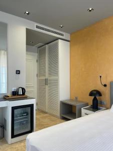una camera d'albergo con letto e camino di Delice Mavi a Ildir