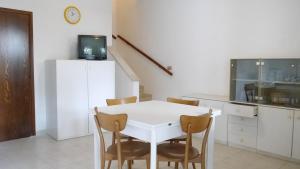リド・ディ・スピーナにあるVilletta Raffaello 217の白いキッチン(白いテーブルと椅子付)