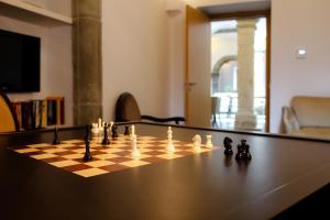 um tabuleiro de xadrez sentado em cima de uma mesa em Convento Da Serta Hotel na Sert