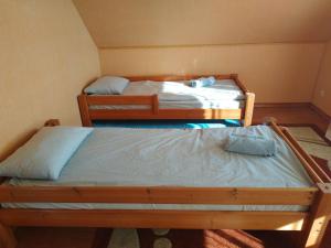 2 Etagenbetten in einem kleinen Zimmer mit einer gedankenlosen, gedankenlosen, gedankenlosen, gedankenlosen, leidenschaftlichen in der Unterkunft 100SaulesVikingi in Grobiņa