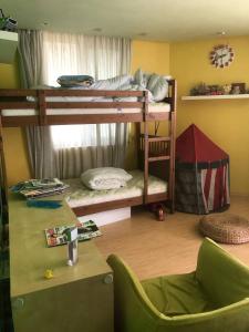 Zimmer mit 2 Etagenbetten und einem Stuhl in der Unterkunft Family View Sunset Apartment in Warna