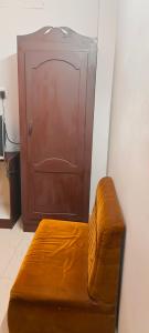 Sofá marrón en una habitación con armario en CENTRAL GATE, en Chennai