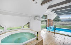 Poolen vid eller i närheten av Beautiful Home In Blvand With 4 Bedrooms, Sauna And Indoor Swimming Pool