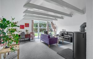 un soggiorno con divano e sedie viola di Stunning Home In Blvand With Kitchen a Blåvand