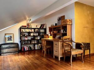 Zimmer mit einem Schreibtisch und einem Bücherregal in der Unterkunft Maison de charme à Montreuil, à 10mn de Paris in Montreuil