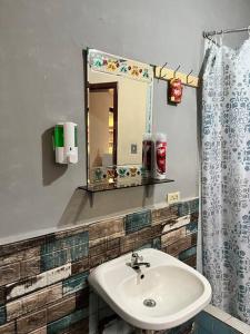 a bathroom with a sink and a mirror at Departamento en centro de Quito. H&O in Quito