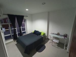 Schlafzimmer mit einem Bett, einem Schreibtisch und einem Fenster in der Unterkunft Studio In Novalito Neighborhood in Valledupar