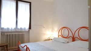 リド・ディ・スピーナにあるVilletta Raffaello 217のベッドルーム1室(白いシーツ付きのベッド1台、窓付)