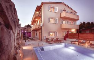 Majoituspaikassa Awesome Home In Podstrana With 8 Bedrooms, Outdoor Swimming Pool And Jacuzzi tai sen lähellä sijaitseva uima-allas