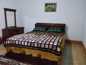 Postel nebo postele na pokoji v ubytování Hasbi Homestay Syariah