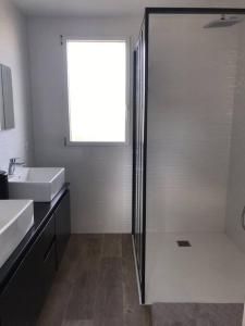 a bathroom with a glass shower and a sink at Maison de 200 m2, récente à Noirmoutier en île in LʼHerbaudière