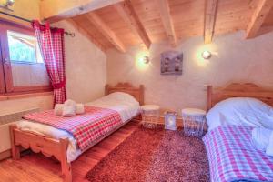 1 dormitorio con 2 camas individuales en una habitación en Anna - Chalet - BO Immobilier, en Châtel