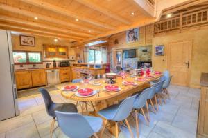 una grande sala da pranzo con un grande tavolo in legno e sedie di Anna - Chalet - BO Immobilier- Châtel -remises sur les forfaits de skis Châtel ou Portes du soleil a Châtel