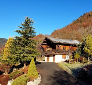 een huis op een weg voor een berg bij Chalet Henri classé 3 étoiles aux Portes du Soleil in Montriond