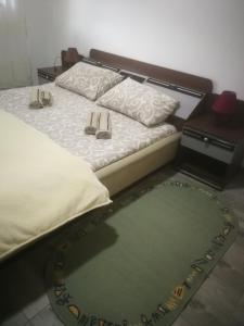 Odmaralište Vlaško ždrelo في بايرت: سرير عليه زوجين من الاحذية
