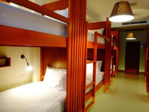 Двох'ярусне ліжко або двоярусні ліжка в номері Phangan Pearl Hostel