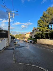 an empty street with cars parked on the side of the road at T3 Spacieux lumineux, climatisé in Montpellier
