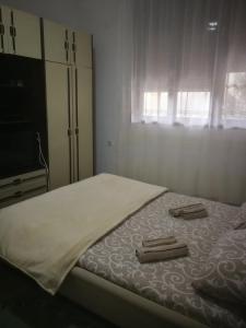 a bedroom with a bed with two towels on it at Odmaralište Vlaško ždrelo in Pirot