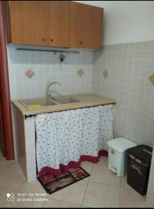 eine Küche mit einer Spüle und einer Arbeitsplatte in der Unterkunft B&B Le Cave in Avetrana