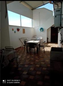 Zimmer mit einem Tisch, Stühlen und einem Fenster in der Unterkunft B&B Le Cave in Avetrana