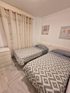 En eller flere senge i et værelse på Apartamento playa - Puerto Banus + 21 billeder