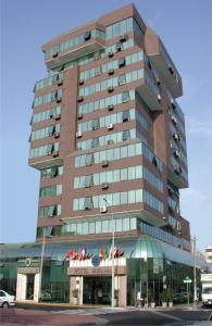 Un edificio alto con banderas. en Hotel Miramar, en Lima