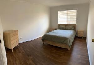 Katil atau katil-katil dalam bilik di Country retreat