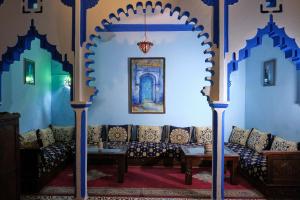 - un salon avec des murs bleus et un canapé dans l'établissement Riad Nerja, à Chefchaouen