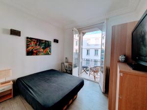 TV a/nebo společenská místnost v ubytování Climatisé,coeur de Juan-les-Pins