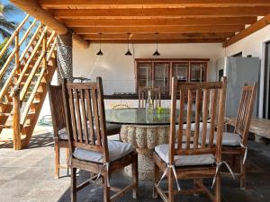 eine Küche mit einem Tisch und Stühlen sowie einem Tisch und einer Küche in der Unterkunft Villa Bamboo in Coyuca