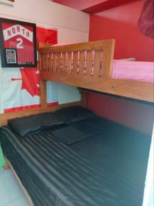 Ce lit superposé se trouve dans un dortoir doté de lits superposés. dans l'établissement Cool B suites, à Tagaytay