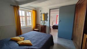 - une chambre avec un lit et 2 oreillers dans l'établissement Gîte LA BOUSCARLE, à Moissac-Bellevue