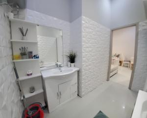 uma casa de banho branca com um lavatório e um espelho em Budapest Walking Street-T em Budapeste