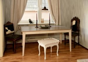 uma mesa com duas velas e um banco num quarto em Vintagetraum em Gevelsberg