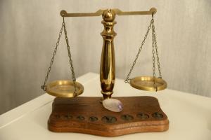 une balance avec deux poids, une perle et une pierre dans l'établissement Vintagetraum, à Gevelsberg 10 autres photos