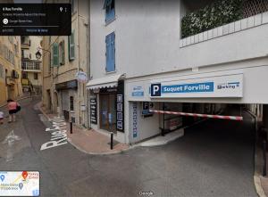 una strada con un parcheggio accanto a un edificio di Cocon Forville - Palais des Festivals, Plages, clim a Cannes