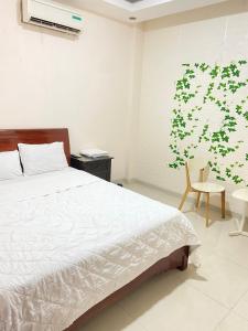 Postel nebo postele na pokoji v ubytování Trung hoa HOTEL