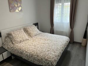 a bedroom with a bed and a window at House with terrace près de l'Aéroport RoissyCDG - Tour Eiffel - Champs Elysée - Paris - Aéroville centre commercial - Parc Astérix - Disneyland Paris - Mer de sable - Châteaux de Chantilly et Ecouen - Parc des expositions Villepinte - Le Bourget in Le Thillay +19 photos