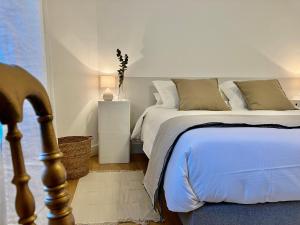 sypialnia z dużym łóżkiem i oknem w obiekcie La Petite Maison du 9 w mieście Saint-Aignan +15 zdjęć