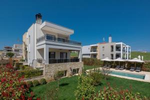 eine Villa mit einem Pool und einem Haus in der Unterkunft Sea Wind Luxury Villa with Private Heated Pool Kassandra Halkidiki in Nea Fokea