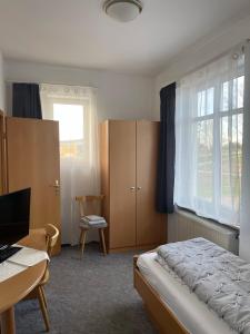 um quarto com uma cama, uma secretária e uma janela em Landgasthof zum SEEHOF em Rottweil