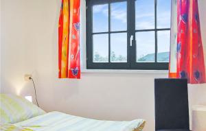 ラーデンタインにある3 Bedroom Stunning Home In Radentheinのベッドルーム(ベッド1台、窓付)
