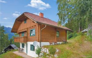 drewniany dom na szczycie wzgórza w obiekcie Schoenes Ferienhaus w mieście Radenthein