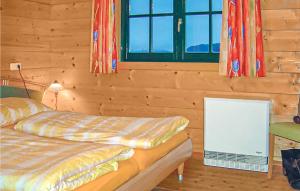 ラーデンタインにある3 Bedroom Stunning Home In Radentheinの木製の壁のベッドルーム1室